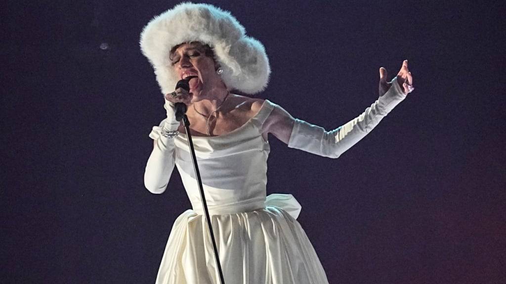 Nemo während der Generalprobe für das Finale des 69. Eurovision Song Contest in Basel, am Freitag, 16. Mai 2025. Nemo hatte den Wettbewerb im Vorjahr gewonnen.