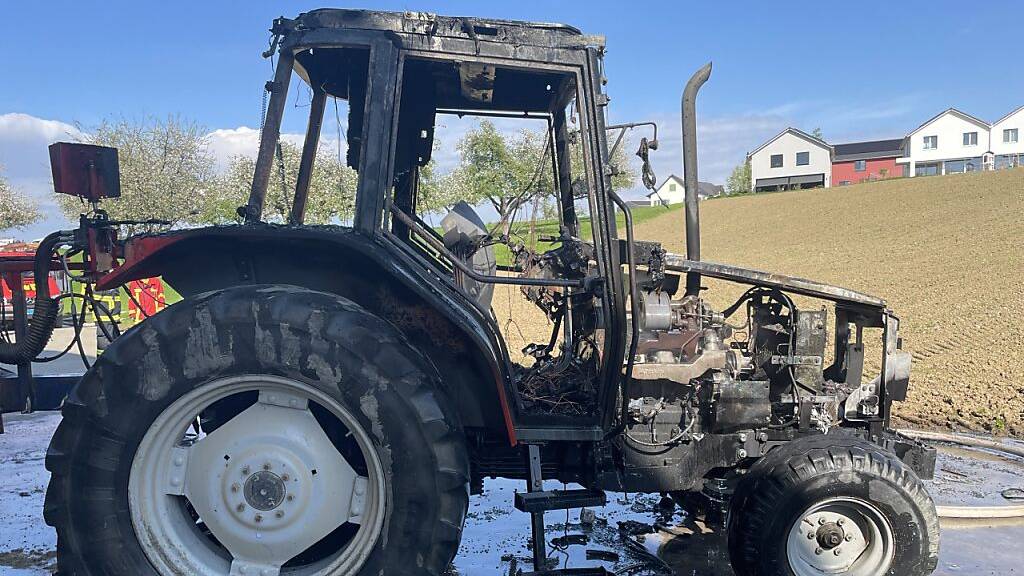 Der völlig ausgebrannte Traktor. Der Schaden beträgt rund 20'000 Franken.