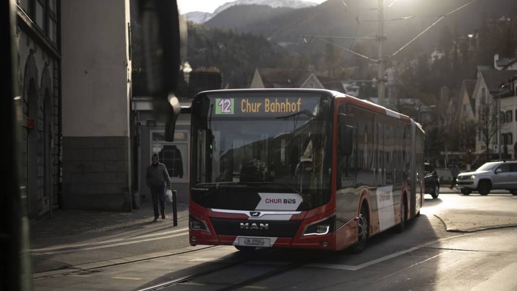 Die Bündner Regierung unterstützt die Umbauten der Bushaltestellen am Bahnhof Chur finanziell. (Archivbild)