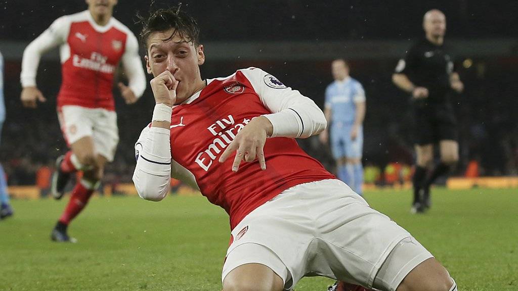 Arsenals Mesut Özil feiert das 2:1