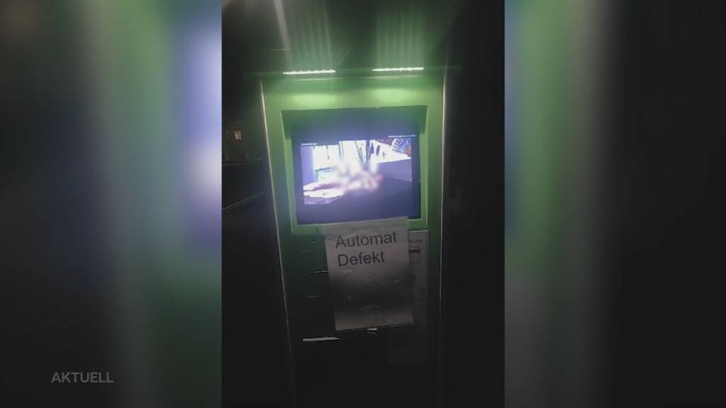 Manipuliert: Ein Parkhaus-Monitor in Baden zeigt einen Porno