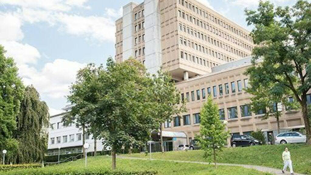 Die Fraktionen im Aargauer Grossen Rat fordern Klarheit zum Kantonsspital Aarau (KSA). Das Spital benötigt eine Finanzspritze von 240 Millionen Franken. (Archivbild)