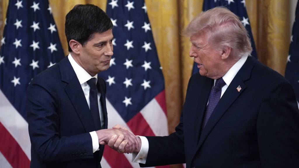Der neue Chef der US-Notenbank, Kevin Warsh (l.), senkte entgegen der Forderung von US-Präsident Donald Trump, den Leitzins nicht. (Archivbild)