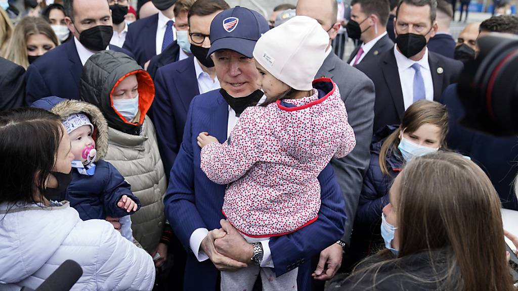 Joe Biden (M), Präsident der USA, besucht während seines Polen-Aufenthalts auch das .PGE Narodowy-Stadion, in dem ukrainische Kriegsflüchtlinge untergebracht sind. Angesichts der Brutalität Putins bezeichnete Biden den Präsidenten als «Schlächter.» Foto: Evan Vucci/AP/dpa