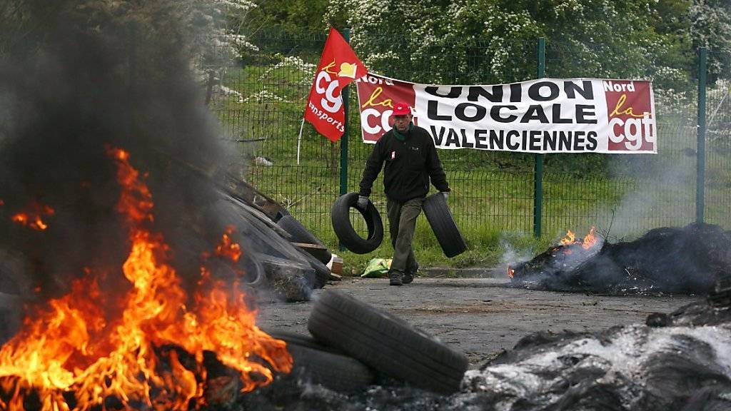 Gewerkschafter verbrennen Autoreifen als Blockade einer Raffinerie im Norden Frankreichs