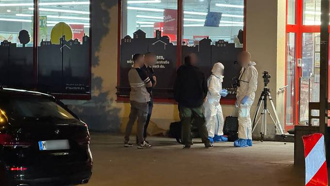 Polizei erschiesst Frau bei Messerangriff in Münchener Supermarkt