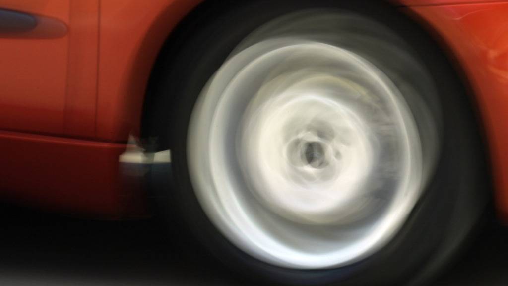 Mann muss sich wegen 24 Raserfahrten vor Berner Justiz verantworten
