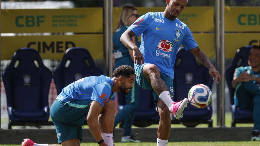 Wesley (am Ball) zog sich in Brasiliens Testspiel gegen Ägypten eine Muskelverletzung im Oberschenkel zu