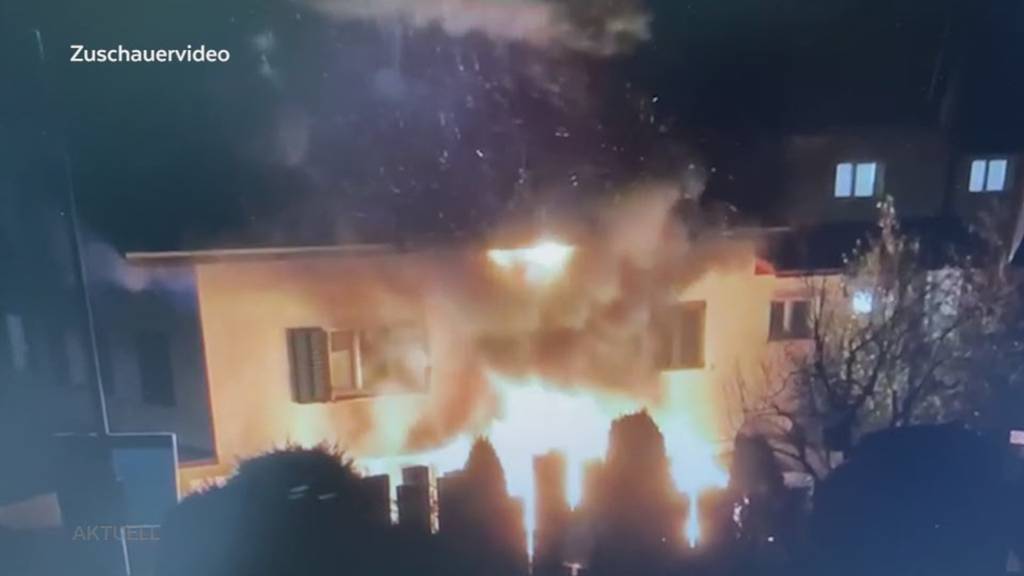 Grossbrand: In Rothrist brennen zwei Autos und der Dachstock eines Hauses