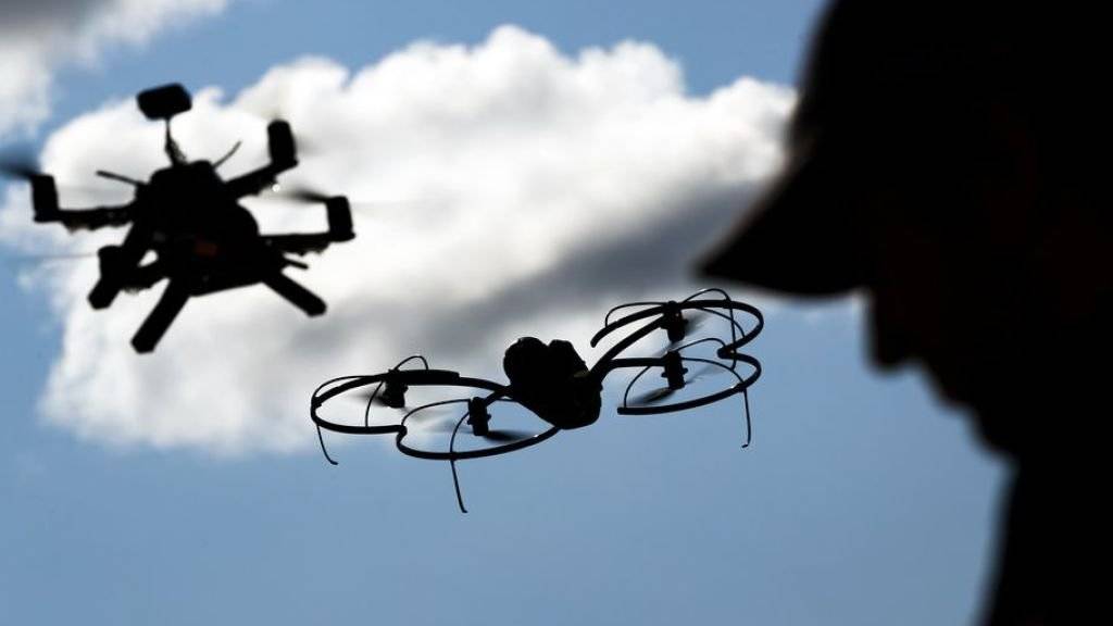 Das Bundesamt für Zivilluftfahrt (BAZL) ist wegen zu vielen Bewilligungsgesuchen für Drohnen überlastet. (Symbolbild)