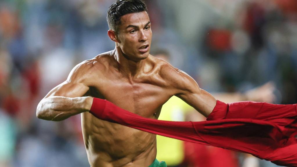 Cristiano Ronaldo nach seinem 2:1 in der Nachspielzeit gegen Irland. Wenn er sich den Striptease noch abgewöhnt, ist er erst recht des Beste