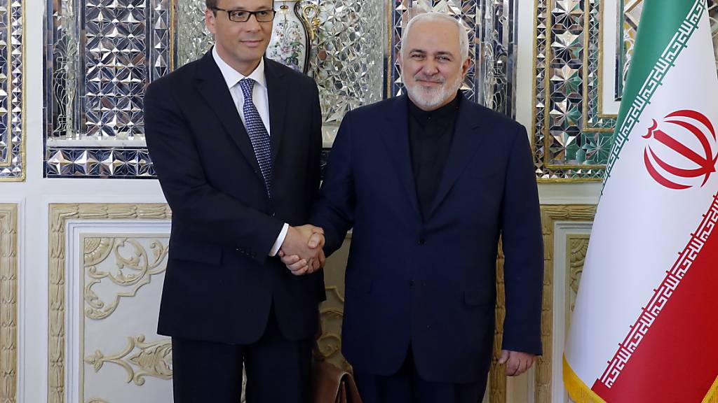 Der iranische Aussenminister Mohammed Dschawad Sarif (r) hat am Sonntag IAEA-Interimschef Cornel Feruta in Teheran empfangen.