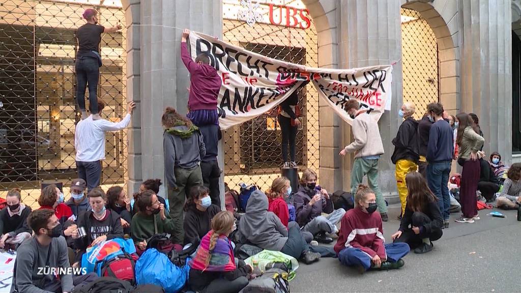 Barrikade am Paradeplatz: Polizei verhaftet 83 Demonstranten