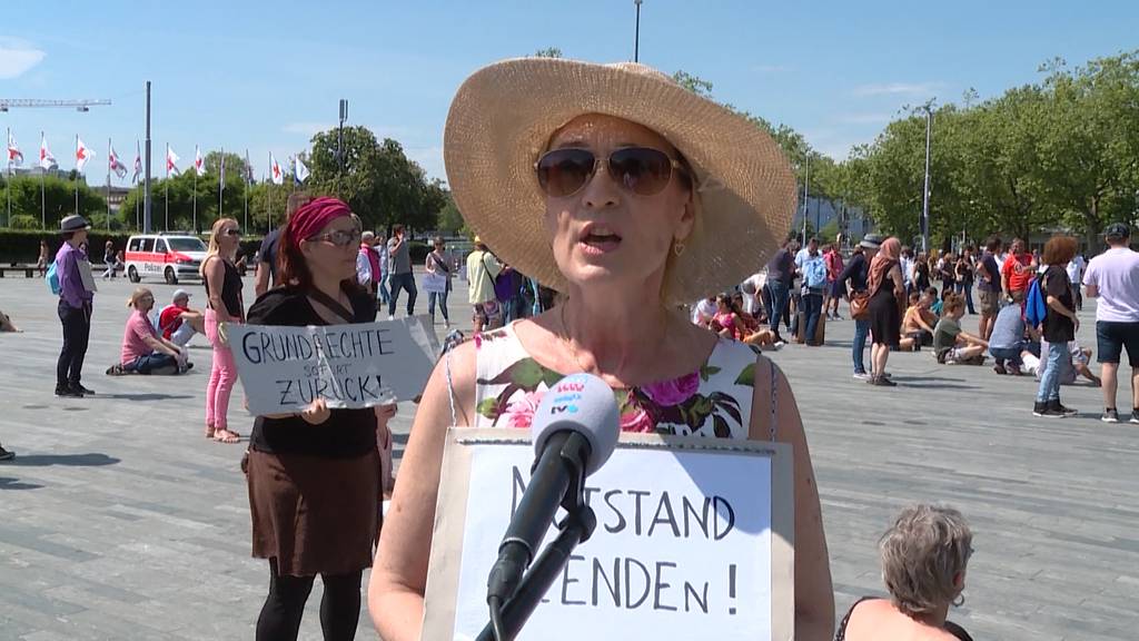 Mahnwache gegen Corona-Massnahmen auf dem Sechseläutenplatz