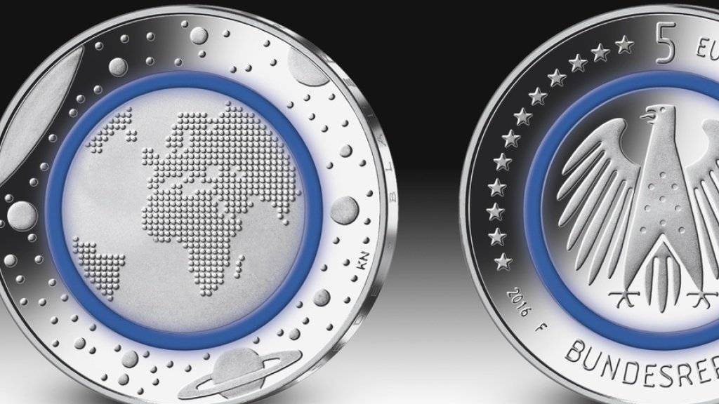 Die 5-Euro-Münze: Als Weltneuheit gilt der blaue Ring, der zwischen die Sterne des Weltalls und die Erde eingelagert ist.