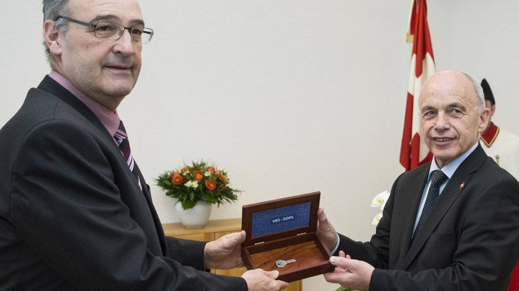 Der neue Verteidigungsminister Guy Parmelin (l.) erhält von seinem Vorgänger Ueli Maurer den Schlüssel zu Amt und Würden.