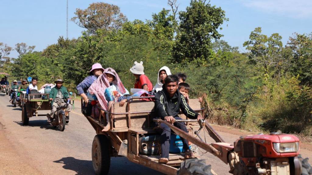 Kambodschanische Dorfbewohner sitzen auf Traktoren, während sie aus ihrem Haus in der Provinz Preah Vihear fliehen. Foto: Uncredited/AGENCE KAMPUCHEA PRESS/AP/dpa