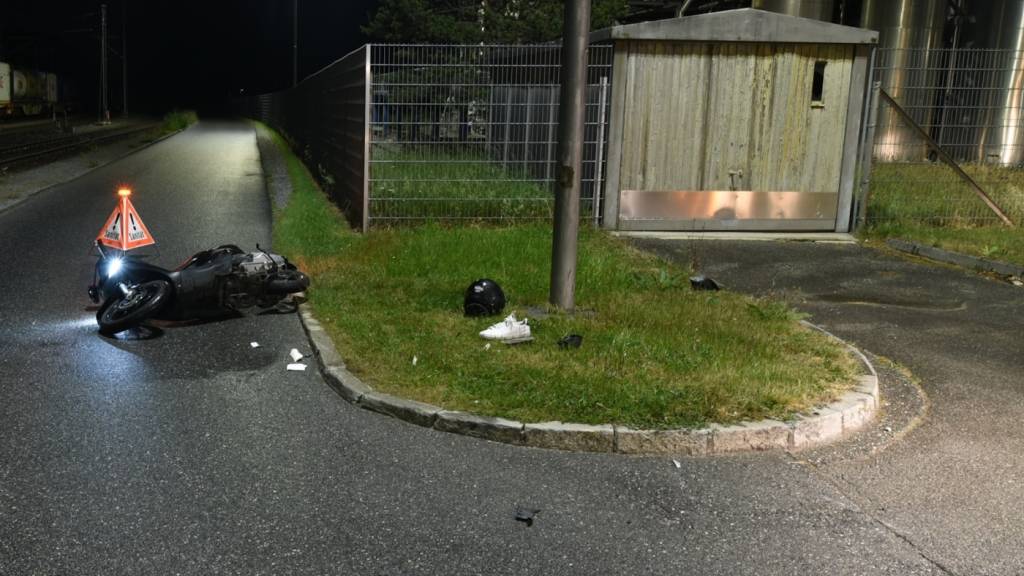 Ein Motorradfahrer verletzte sich bei einem Selbstunfall gemäss Polizeiangaben mittelschwer.