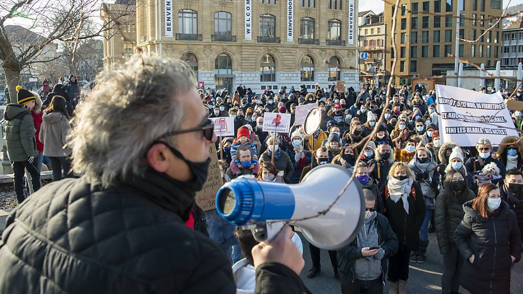 Gastrobetreiber protestierten am Samstag in Neuenburg gegen eine mögliche Verlängerung der Corona-bedingten Schliessung ihrer Betriebe bis Ende Februar.