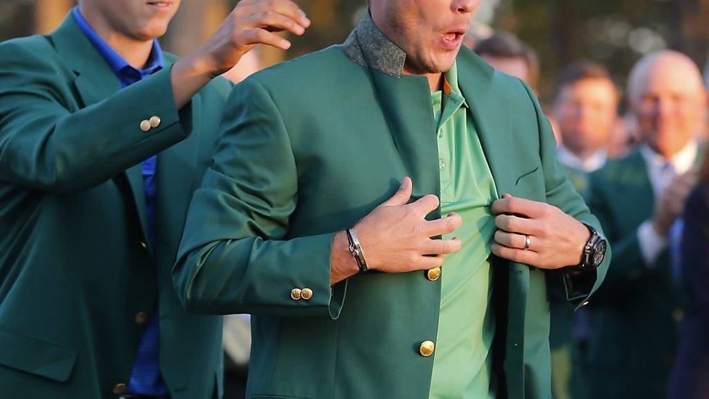 US-Masters-Sieger Danny Willett lässt sich von Jordan Spieth ins Green Jacket helfen