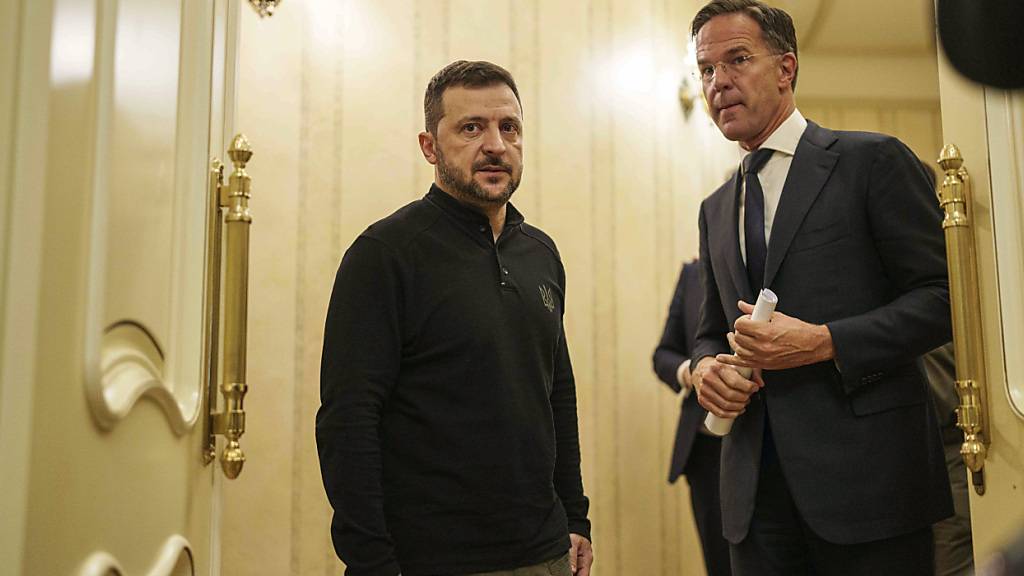 dpatopbilder - NATO-Generalsekretär Mark Rutte (r) trifft den ukrainischen Präsident Wolodymyr Selenskyj in Kiew. Foto: Evgeniy Maloletka/AP