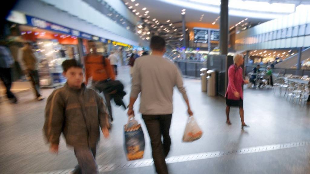 Im Flughafen Zürich Kloten kamen Passanten dem Opfer zu Hilfe.