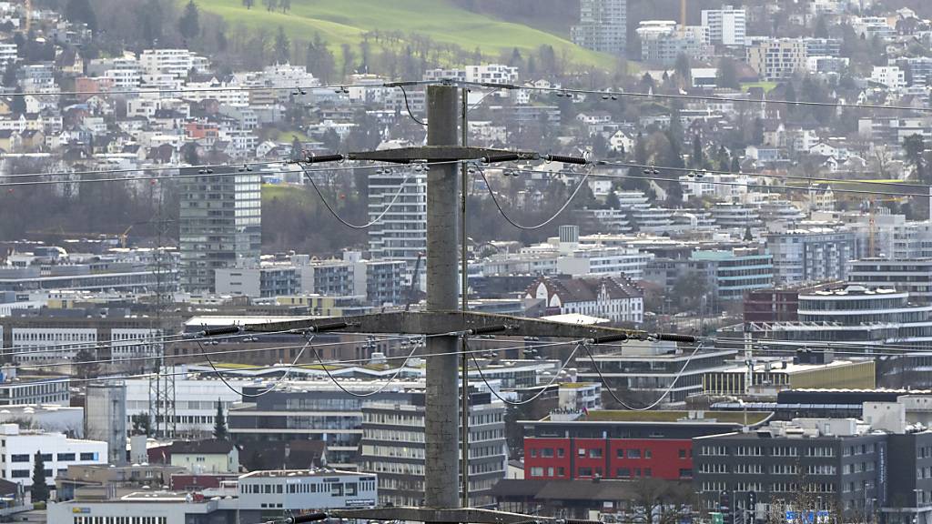 Eine Stromleitung in der Landschaft der Stadt Zug. (Symbolbild)