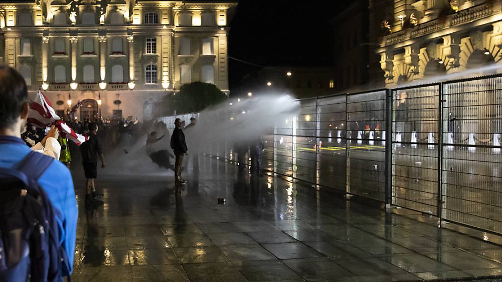Die Polizei setzte am Donnerstagabend Wasserwerfer gegen Demonstranten auf dem Bundesplatz ein, die sich an einem Schutzzaun zu schaffen machten. (Archivbild)