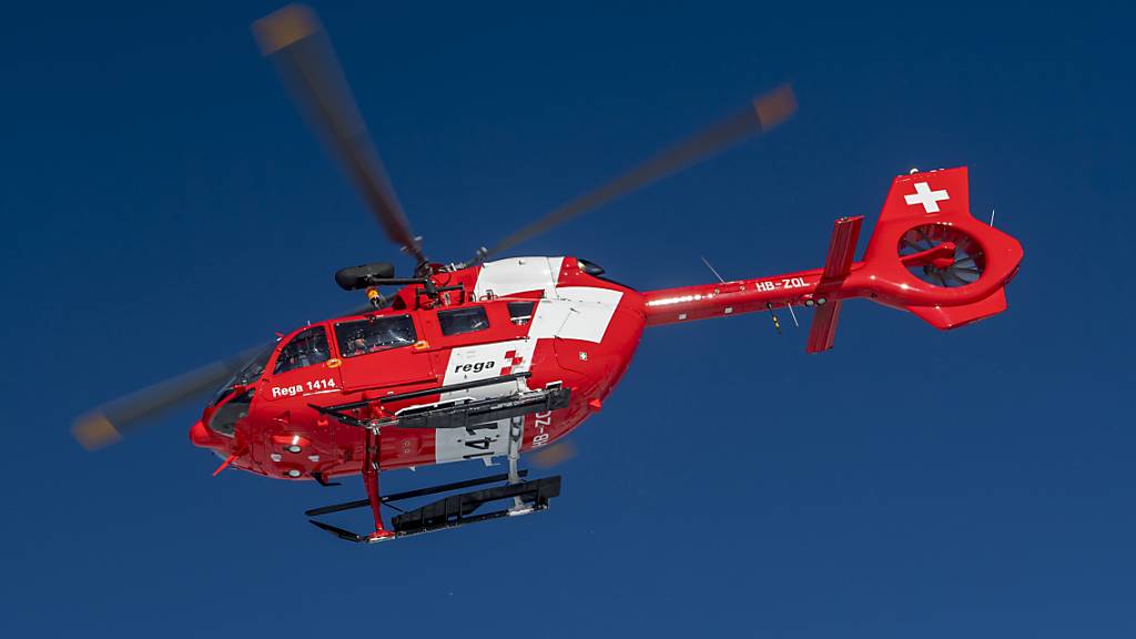 Ein Helikopter der Rega brachte ein 10-jähriges Mädchen ins Spital, nachdem es sich bei einem Sturz vom Heuboden lebensbedrohliche Verletzungen zugezogen hatte. (Symbolbild)