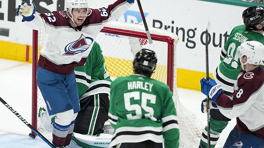 Cale Makar (links) war mit seinen zwei Toren massgeblich am Auswärtssieg der Colorado Avalanche in Dallas beteiligt