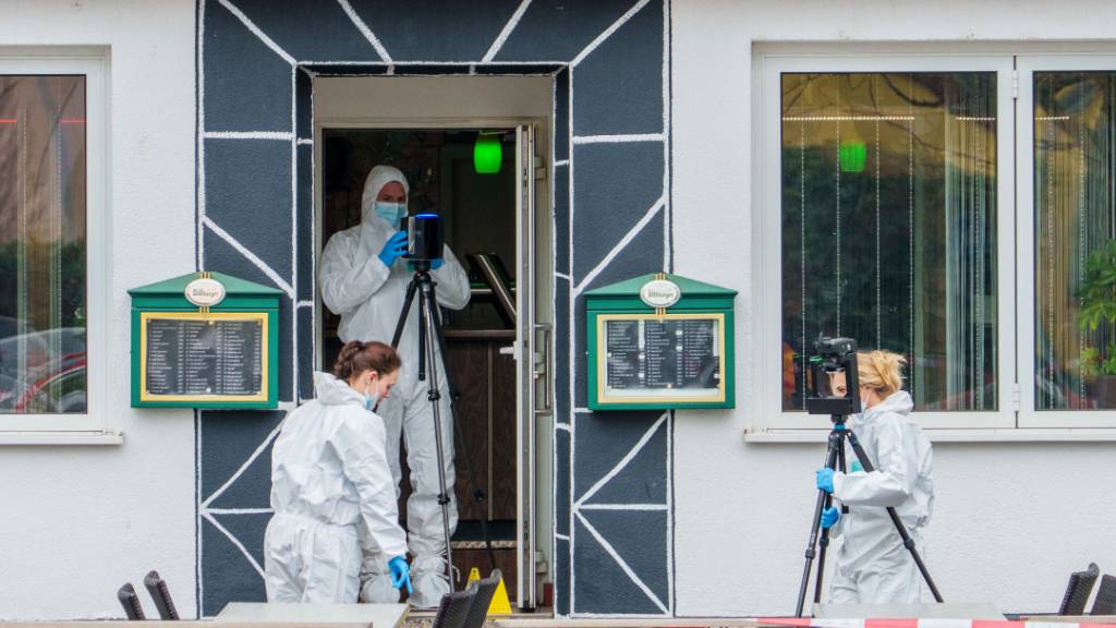 dpatopbilder - Die Spurensicherung ermittelt in einem Lokal in Raunheim nahe dem Frankfurter Flughafen, wo zwei Menschen erschossen worden sind. Foto: Andreas Arnold/dpa