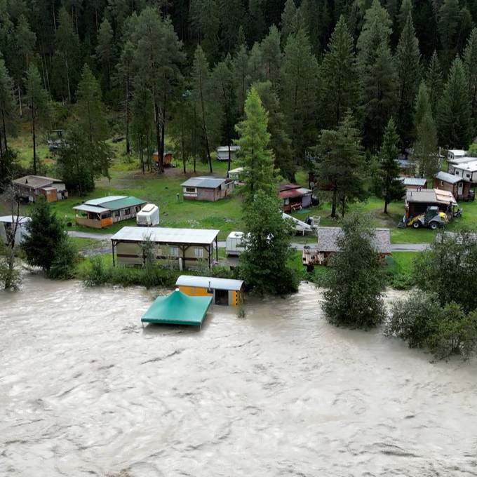 Fluss Inn flutet Campingplatz in Graubünden