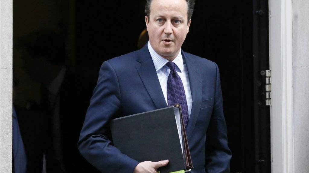 Der britische Premier David Cameron verlässt seinen Amtssitz, um bei den Abgeordneten des Paralaments für Luftangriffe gegen den IS in Syrien zu werben. Bislang beteiligt sich die britische Luftwaffe nur an Angriffen in Irak.
