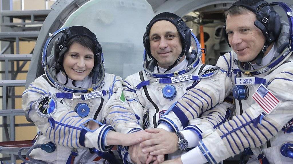 Die italienische Astronautin Samantha Cristoforetti (links) hat Vorbildfunktion. Nun sucht ein deutsches Unternehmen die erste deutsche Astronautin, die Mädchen und junge Frauen für Wissenschaft und Raumfahrt begeistern soll. (Archiv)