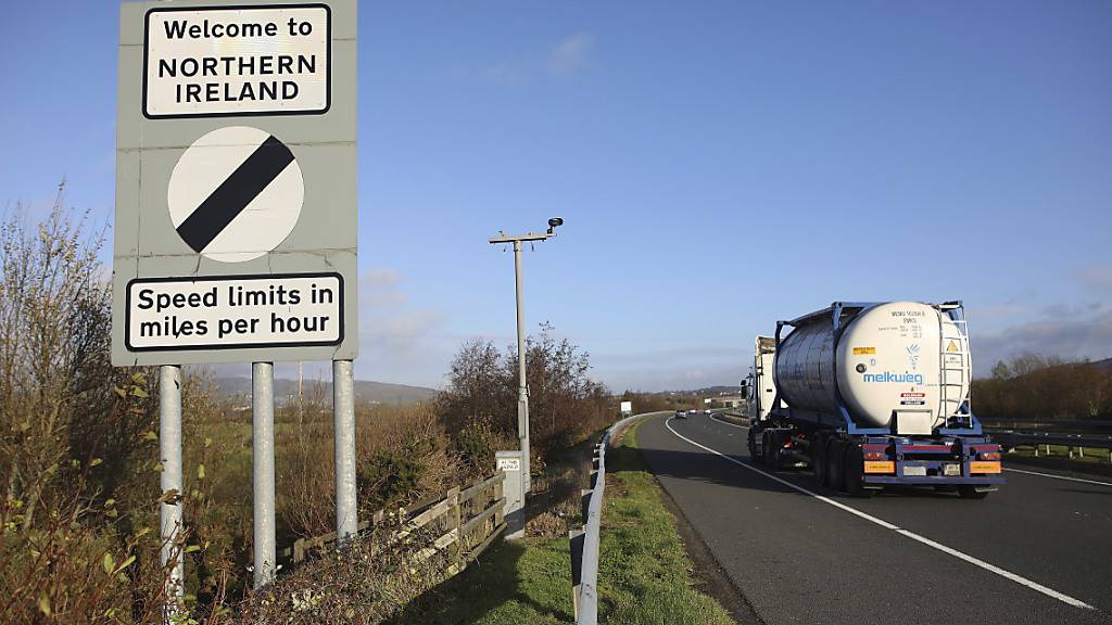 ARCHIV - Die Grenze zwischen Nordirland und der Republik Irland. Foto: Peter Morrison/AP/dpa