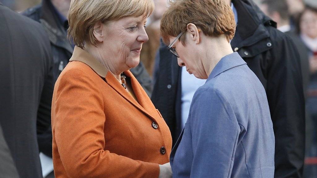 Bundeskanzlerin Angela Merkel (links) macht ihrer Parteikollegin von der CDU, Annegret Kramp-Karrenbauer, Mut vor den Landtagswahlen.