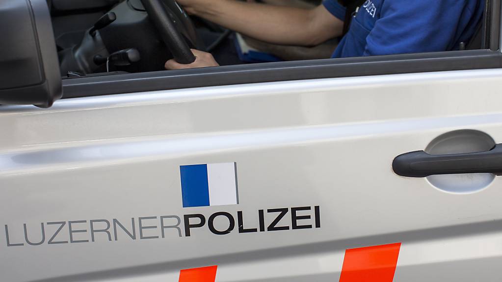 Die Luzerner Polizei musste am frühen Donnerstagabend zu einem schweren Verkehrsunfall auf der Schnellstrasse bei Malters ausrücken. (Symbolbild)
