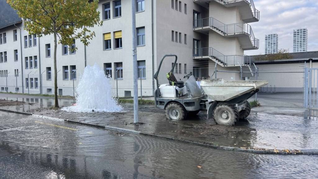 Beim Rückwärtsfahren kollidierte ein Baustellenfahrzeug mit dem Hydranten.