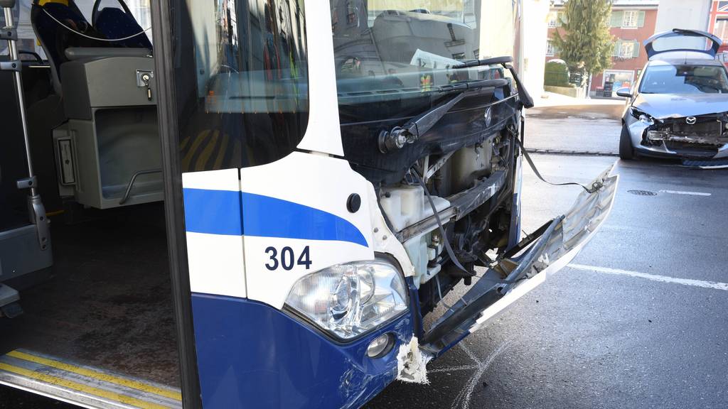 Auto kracht mit Linienbus zusammen – zwei Verletzte