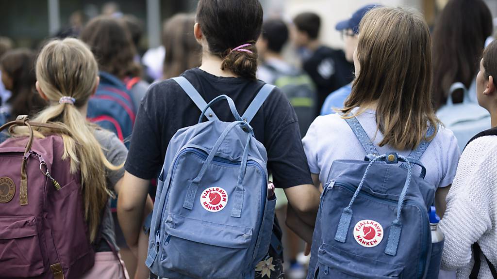 Wer nach der Schulzeit keine Lehre fand, hatte in Graubünden unter anderem die Möglichkeit, ein Sozialjahr zu absolvieren. Es ermöglichte den Schülerinnen und Schülern verschiedene Praktikas und erweiterten Unterricht. Per Ende Schuljahr 23/24 wird das Angebot nun gestrichen. (Symbolbild)