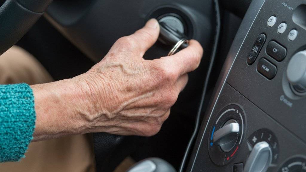 Senioren schätzen ihr Fehlverhalten beim Autofahren zu niedrig ein. Dies, obwohl die Unfallhäufigkeit ab siebzig Jahren wieder ansteigt. (Symbolbild)