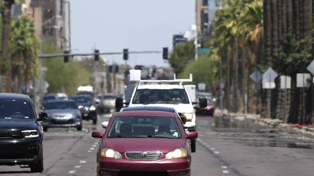 Die Hitze flimmert in der Innenstadt von Phoenix. Die Metropole im US-Bundesstaat Arizona hat laut US-Wetterdienst gleich mehrere Hitzerekorde an einem Tag gebrochen. Foto: Ross D. Franklin/AP
