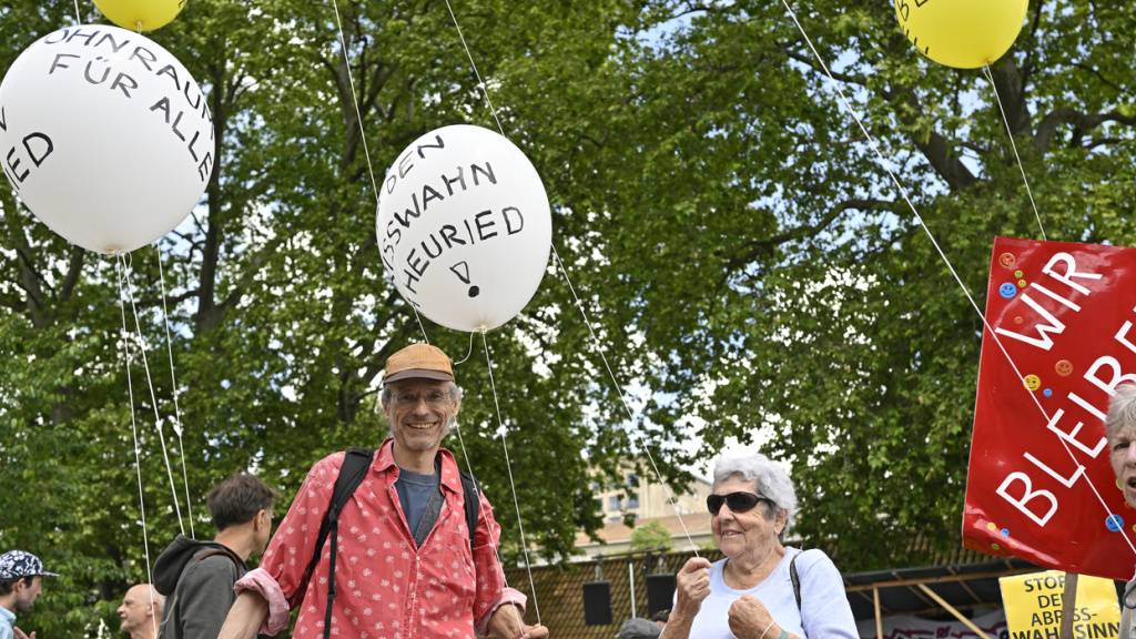 Die Demonstrantinnen und Demonstranten in Zürich fordern bezahlbaren Wohnraum und öffentliche Freiräume.