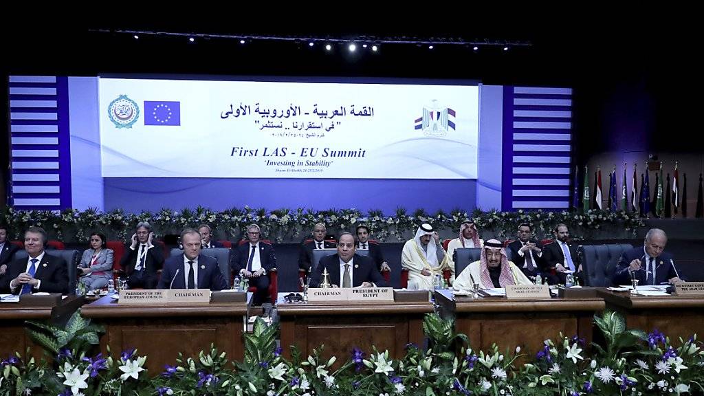 Der ägyptische Präsident al-Sissi (Mitte) eröffnet als Gastgeber in Sharm el Sheich zusammen mit dem EU-Kommissionpräsidenten Donald Tusk den ersten Gipfel zwischen der EU und der Arabischen Liga.