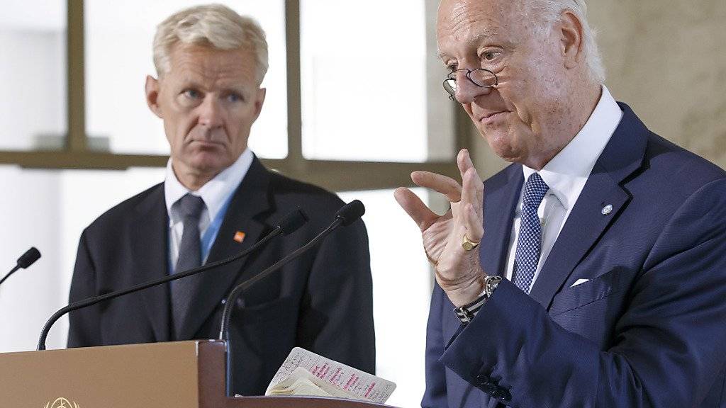 Staffan de Mistura (r) und UNO-Berater Jan Egeland informieren in Genf über den Stand der Friedensbemühungen und über den Krieg in Syrien