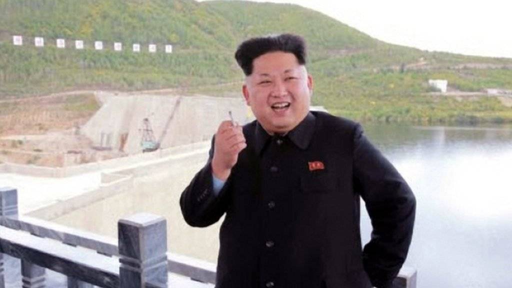 Kim Jong Un zeigt sich oft öffentlich beim Rauchen, so wie hier beim Besuch eines Wasserkraftwerks beim Berg Paektu.