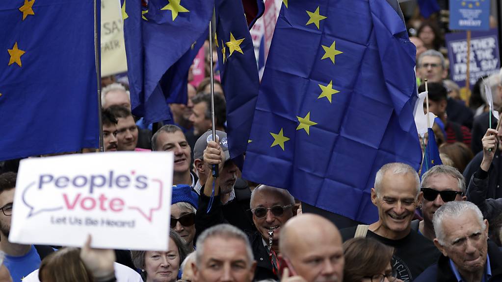 Zehntausende Brexit-Gegner fordern in London ein zweites Referendum über den Austritt aus der EU.