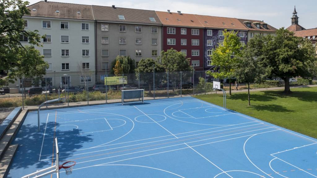 Die Taten ereigneten sich bei der Dreirosenanlage in Basel. Dort soll der Polizist zwei Asylsuchende gemäss Gerichtsurteil brutal verprügelt haben. (Symbolbild)