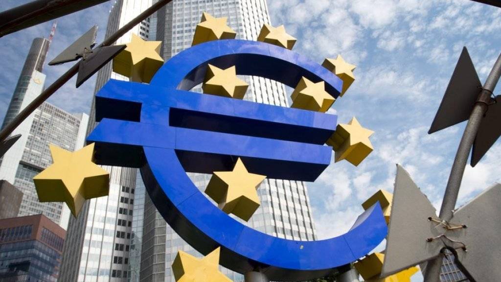 Die Europäische Zentralbank belässt den Leitzins, zu dem sich Geschäftsbanken frisches Zentralbankgeld besorgen können, auf dem Rekordtief von null Prozent.