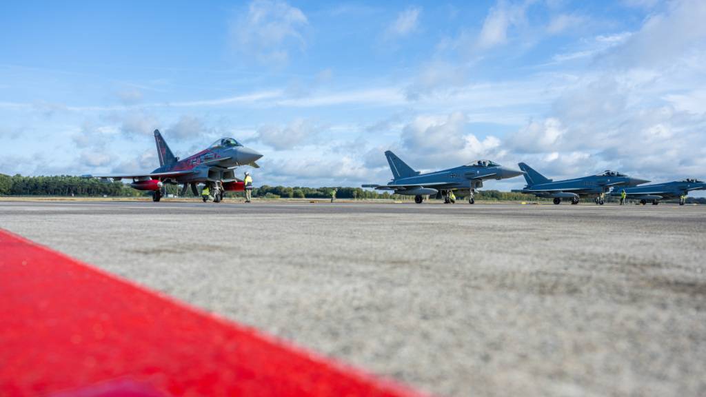 PRODUKTION - Am Flughafen Münster-Osnabrück stehen vier Eurofighter des Taktischen Luftwaffengeschwader 71 «Richthofen». Die Luftwaffe führt eine Verteidigungsübung am Flughafen Münster-Osnabrück durch. Foto: Guido Kirchner/dpa